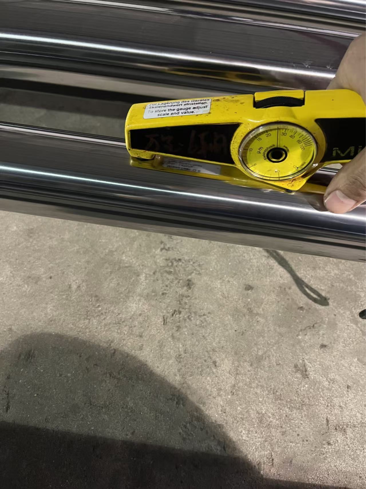 Blog công ty mới nhất về Làm thế nào để chọn đúng thanh piston dựa trên các yêu cầu về bề mặt và độ thô?
