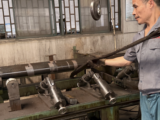 mua CK45 Chrom Piston Rod Induction Hardened HRC 55-63 với ISO f7 Tolerance và Mirror Polished Ra 0.2-0.4 Bề mặt sản xuất trực tuyến